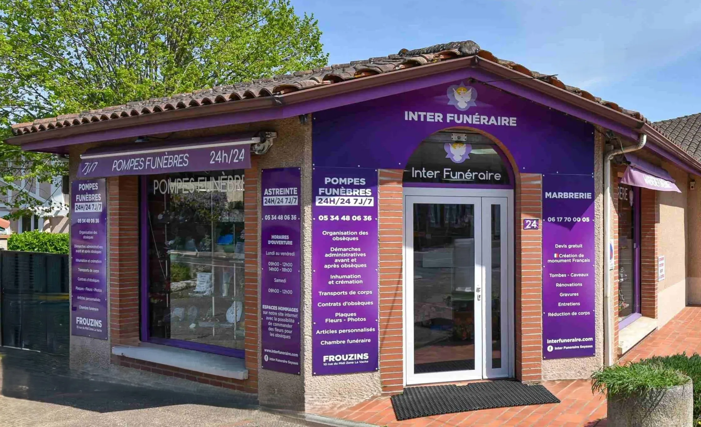 Façade extérieure violette de l'agence Inter Funéraire à Frouzins