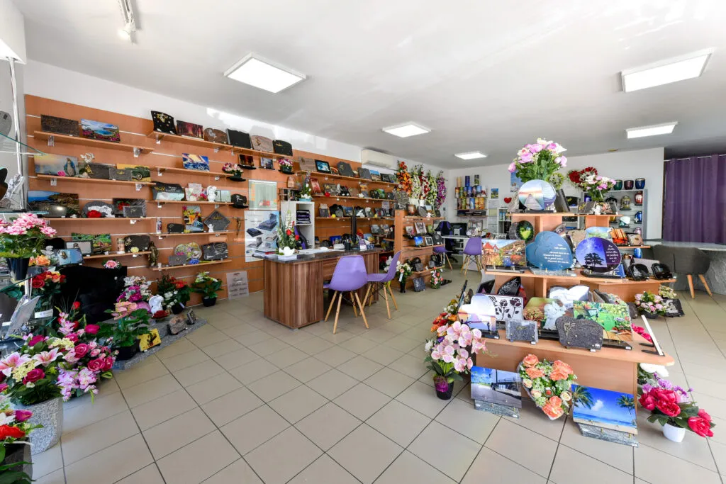 Intérieur de l'agence Inter Funéraire avec exposition de plaques et d'articles funéraires