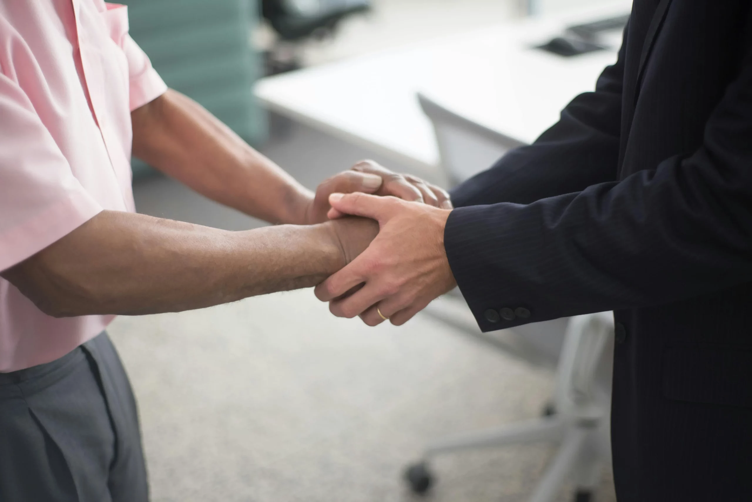 Poignée de main chaleureuse entre un conseiller funéraire et un client